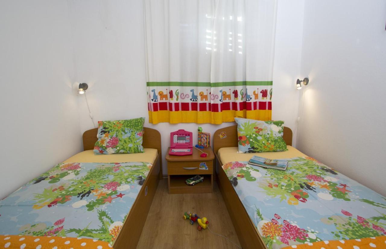 Apartments By The Sea Brela, Makarska - 11821 Экстерьер фото